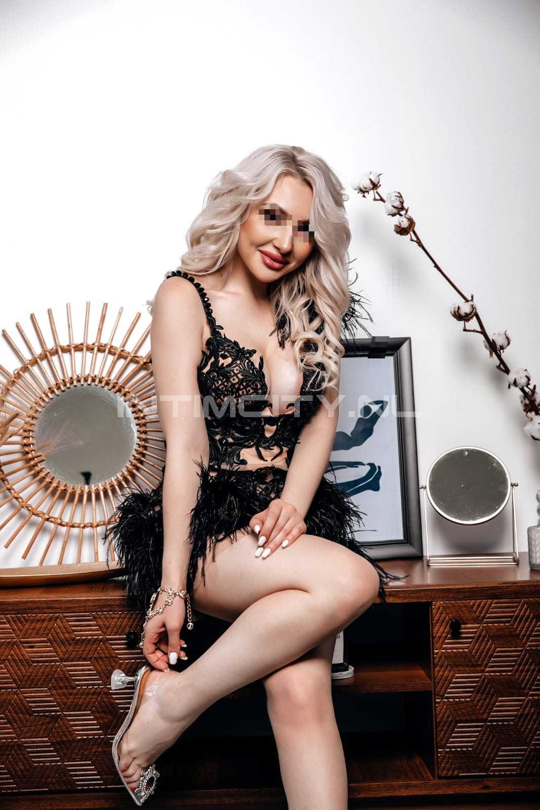 Ебутся в парке на скамейке