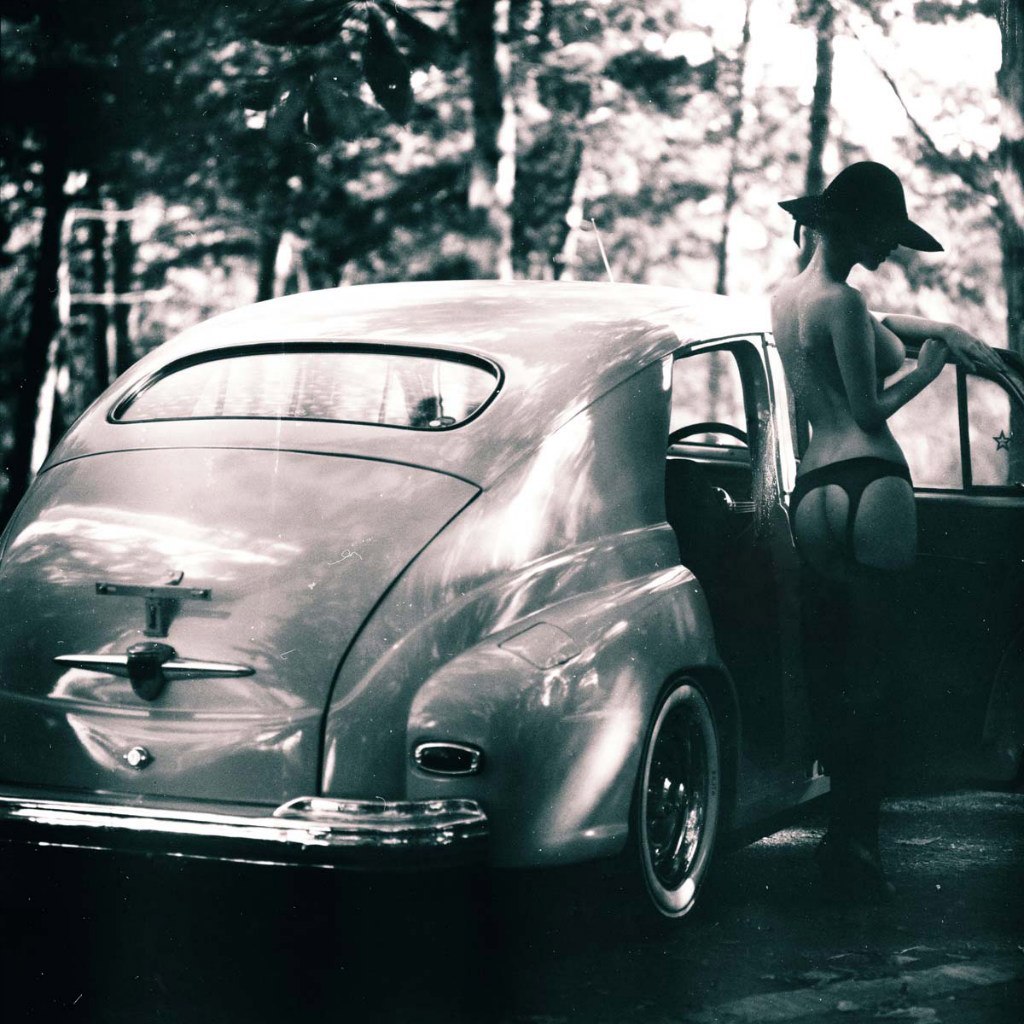 Зрелые без трусиков в машине