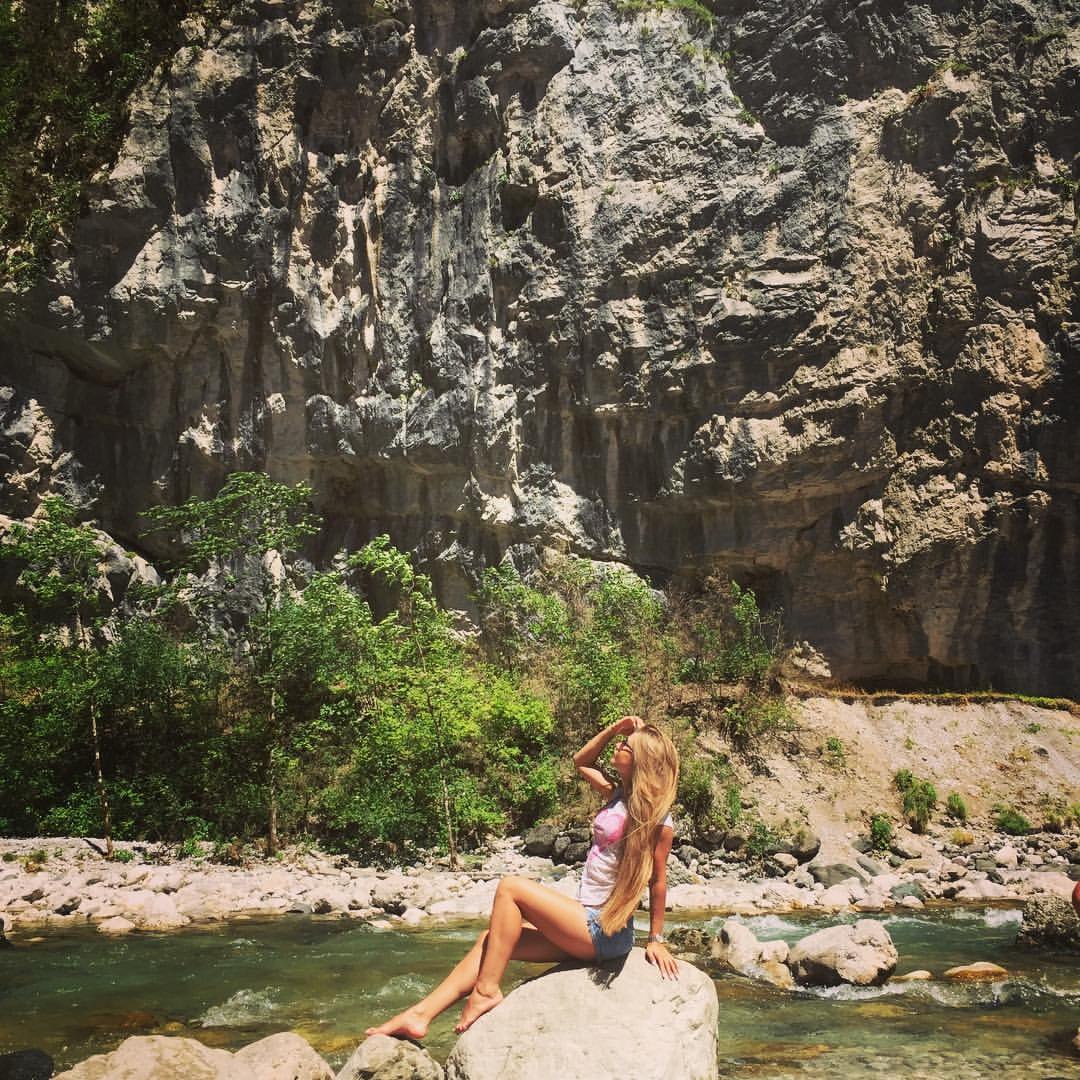 Девушка в камышах