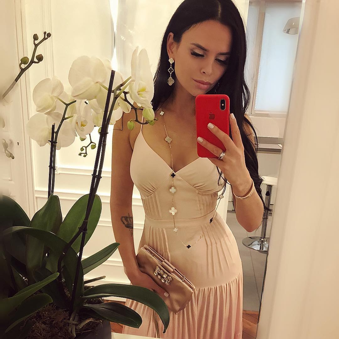 Виктория Романец feet