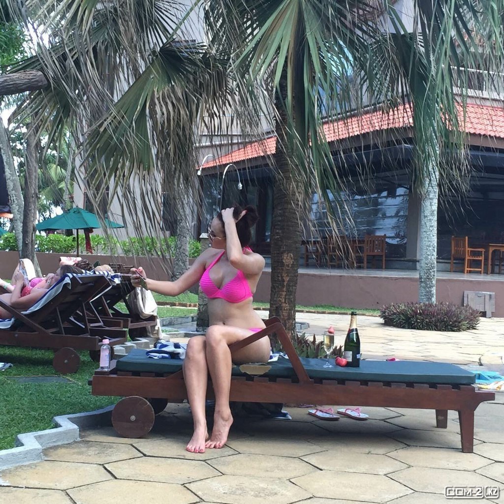 Виктория Романец ноги