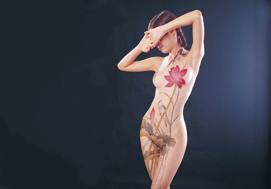 Бодиарт девушки без трусов