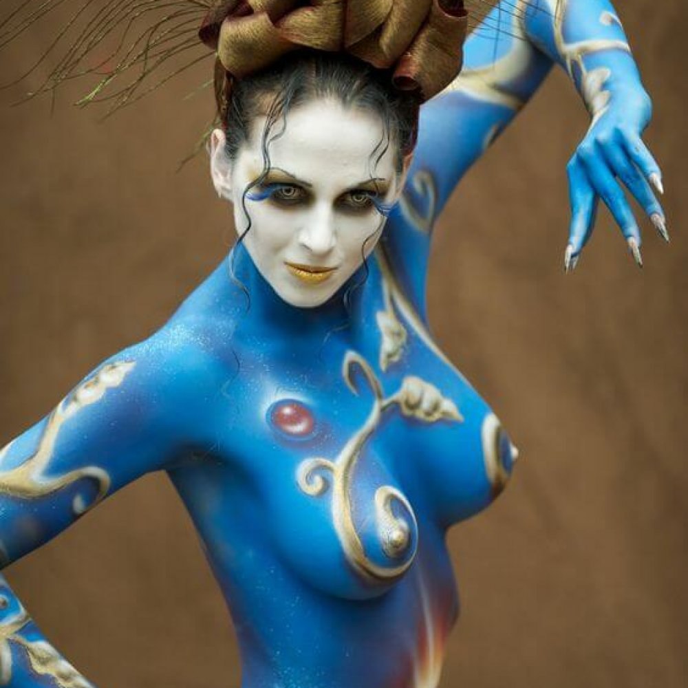 Женское тело в краске ню