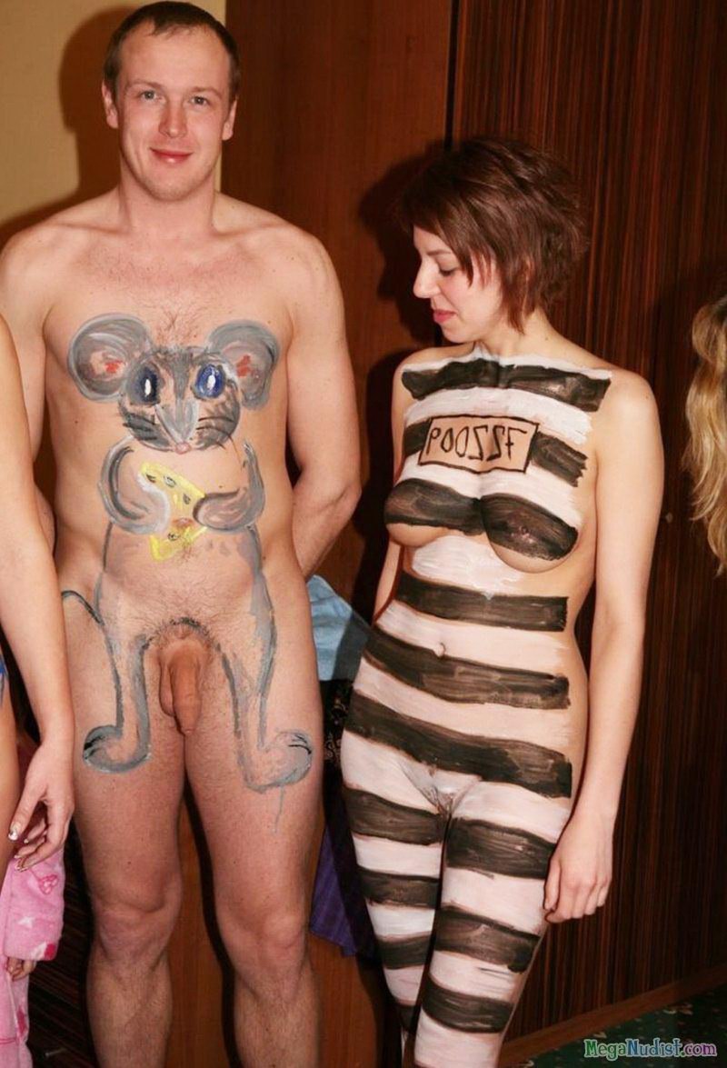 Девушки бодиарт на публике