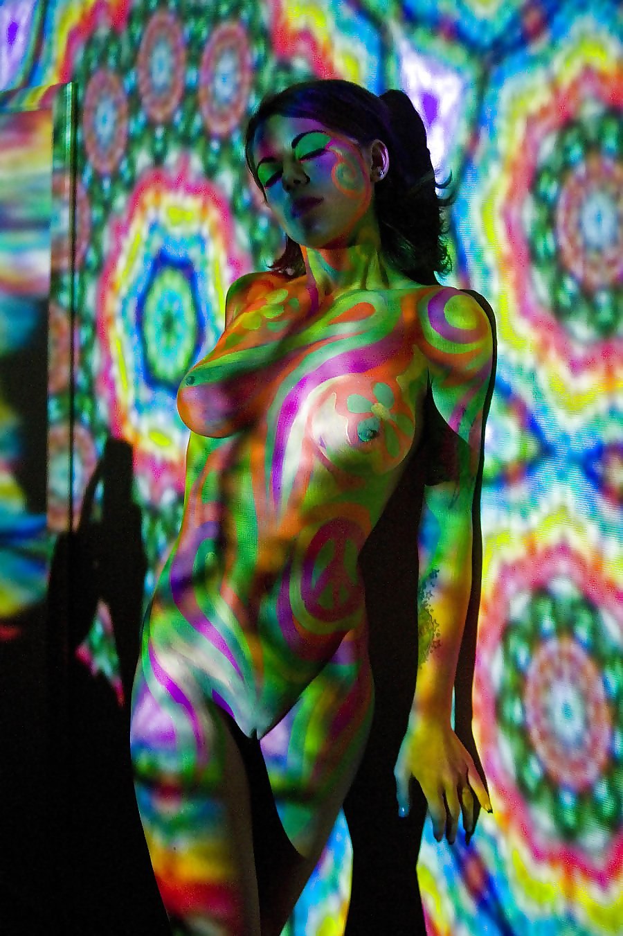Женское тело в краске ню