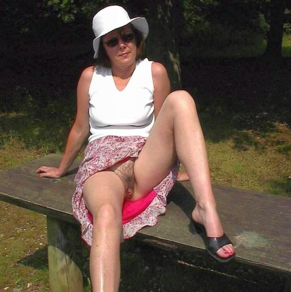 Старые женщины без трусиков