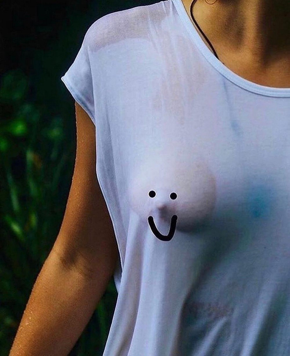 Порно соски сквозь футболку