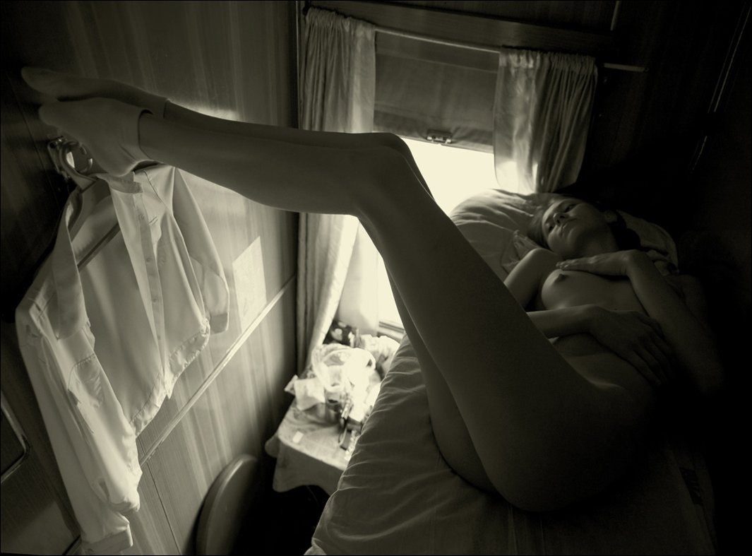 Девушка раздевается в поезде