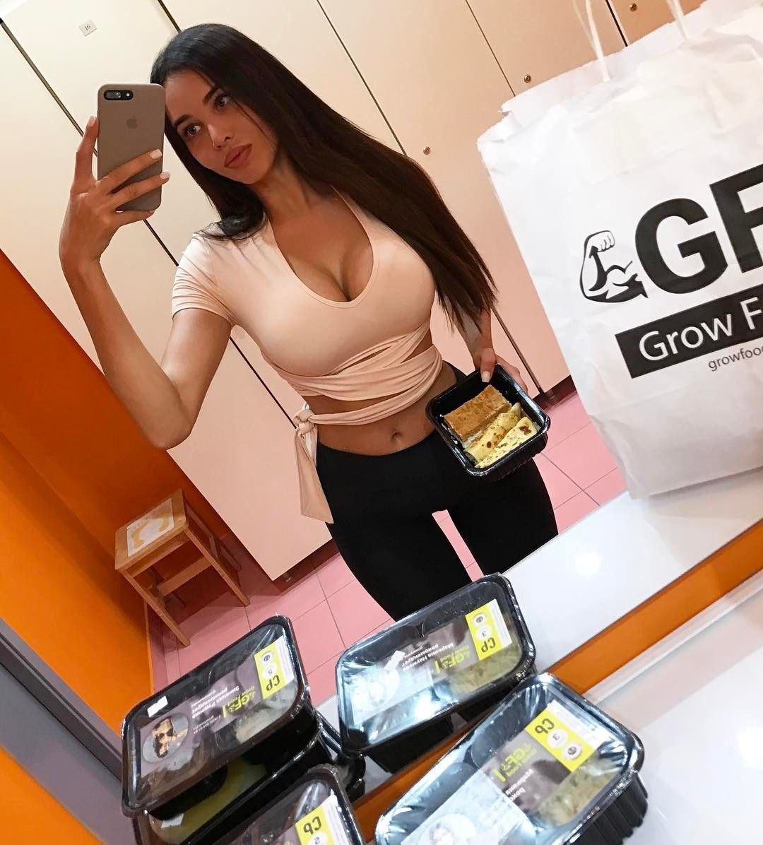 Анастасия Решетова фигура в платье