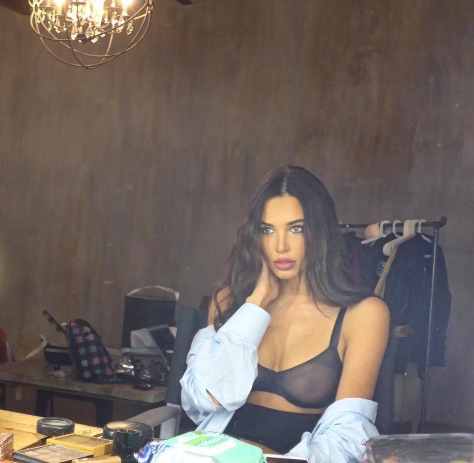 Решетова Анастасия в золотом платье