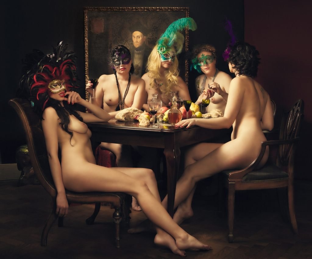 Новогодняя вечеринка в стиле ню