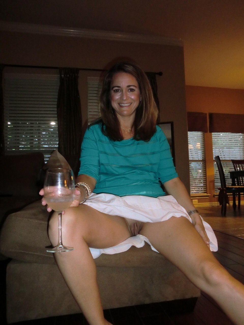 Жена дома без трусиков частное