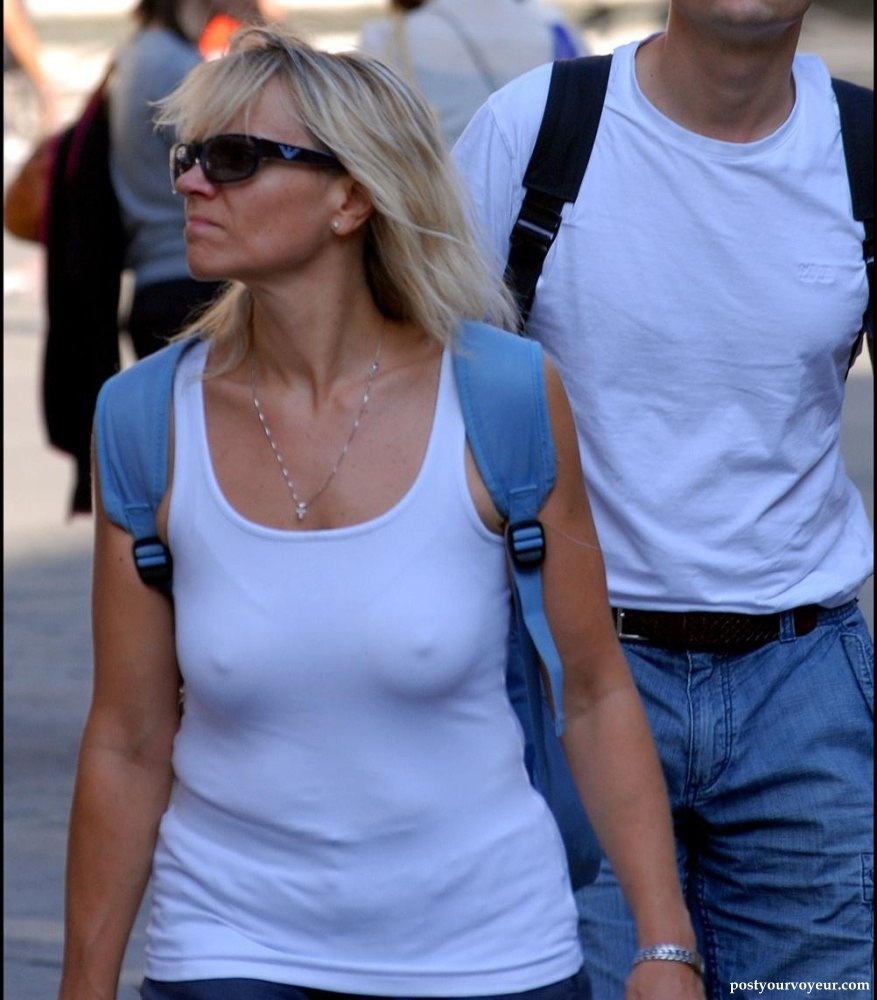 В прозрачной одежде большие титьки