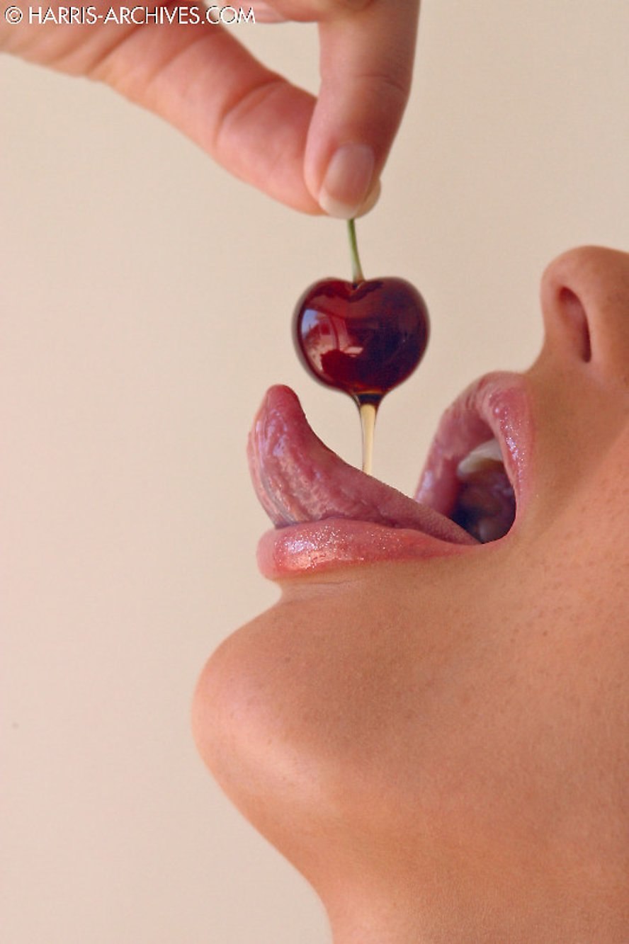 Девушка с вишенкой на клиторе