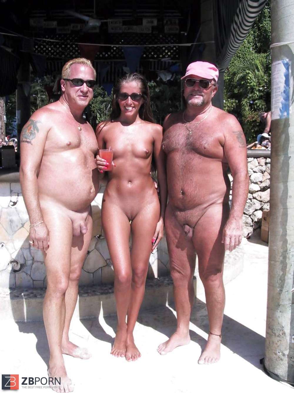 Девушки на нудистком пляже