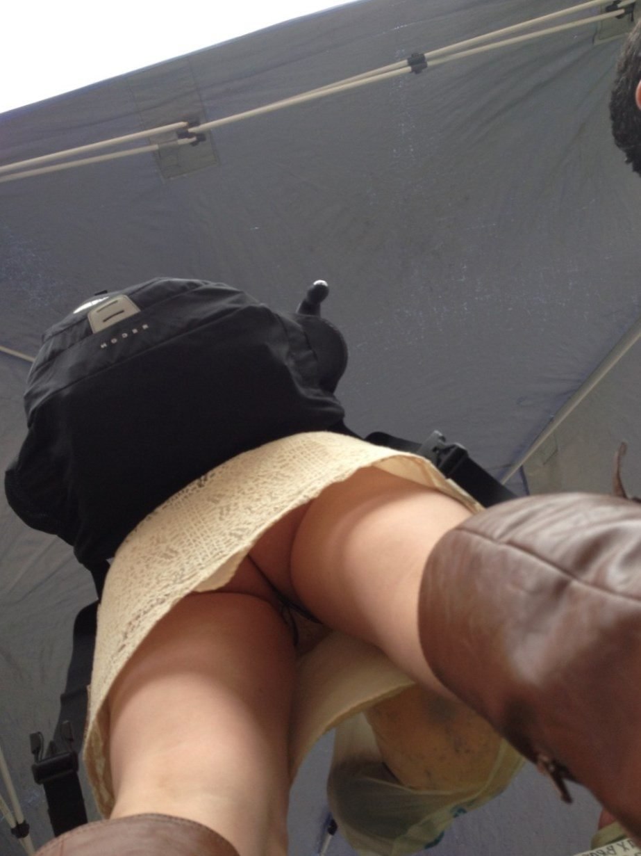 Девушки без трусов на лестнице