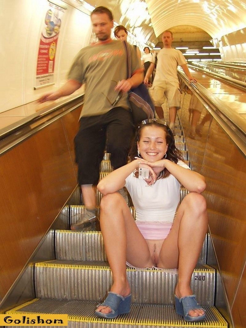 Девушка без трусов в метро