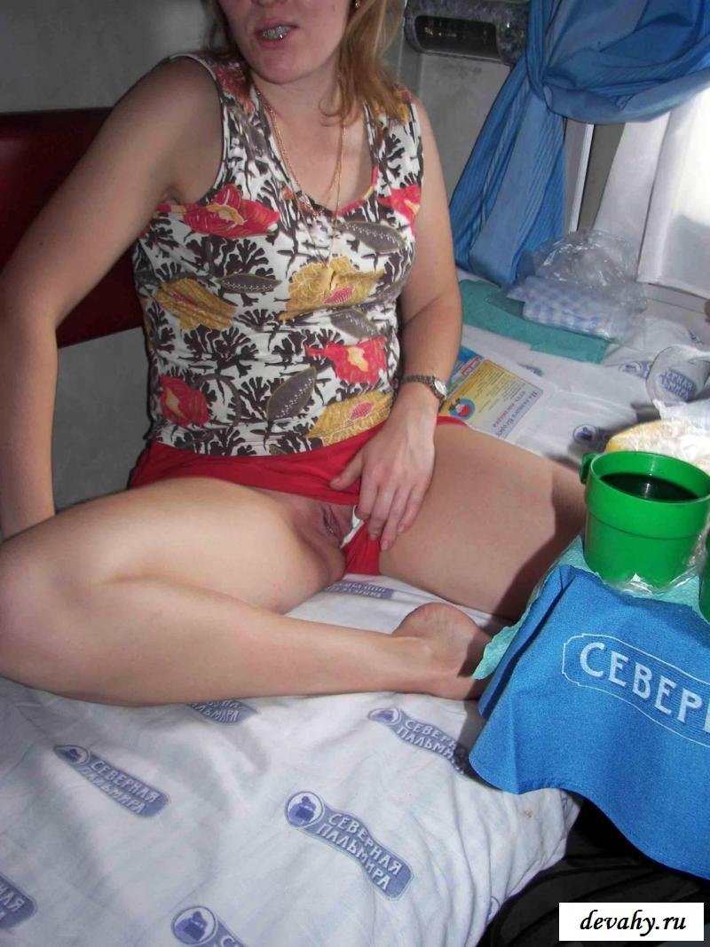 Девушка без трусов в электричке