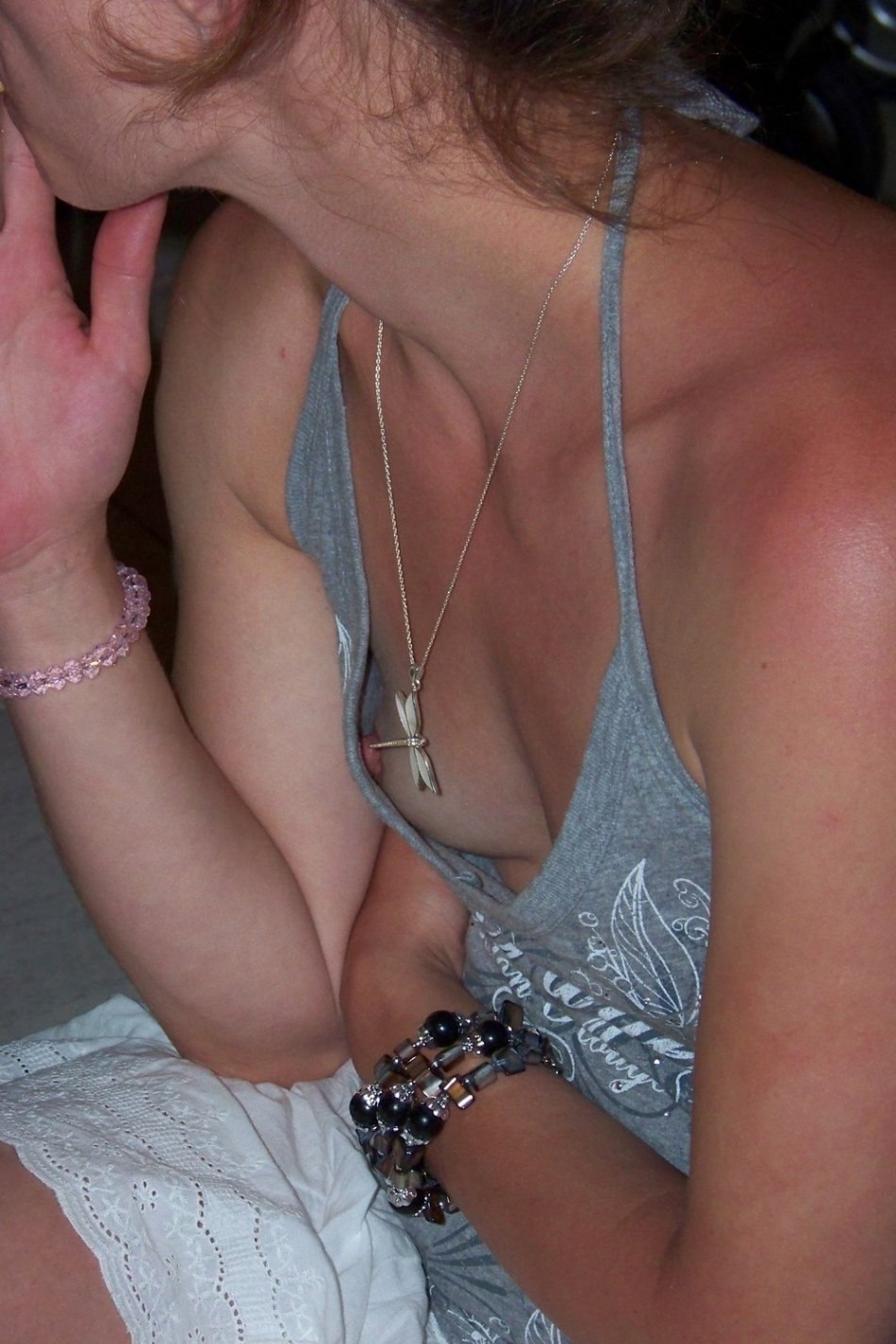 Случайно засветила сосок