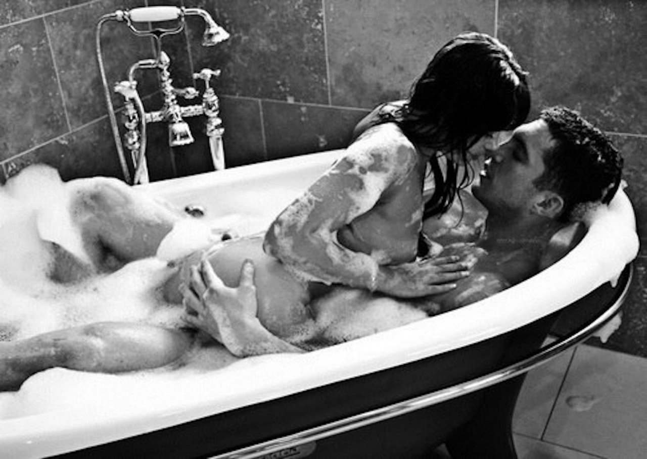 Голая девушка в ванной с парнем - фото порно devkis