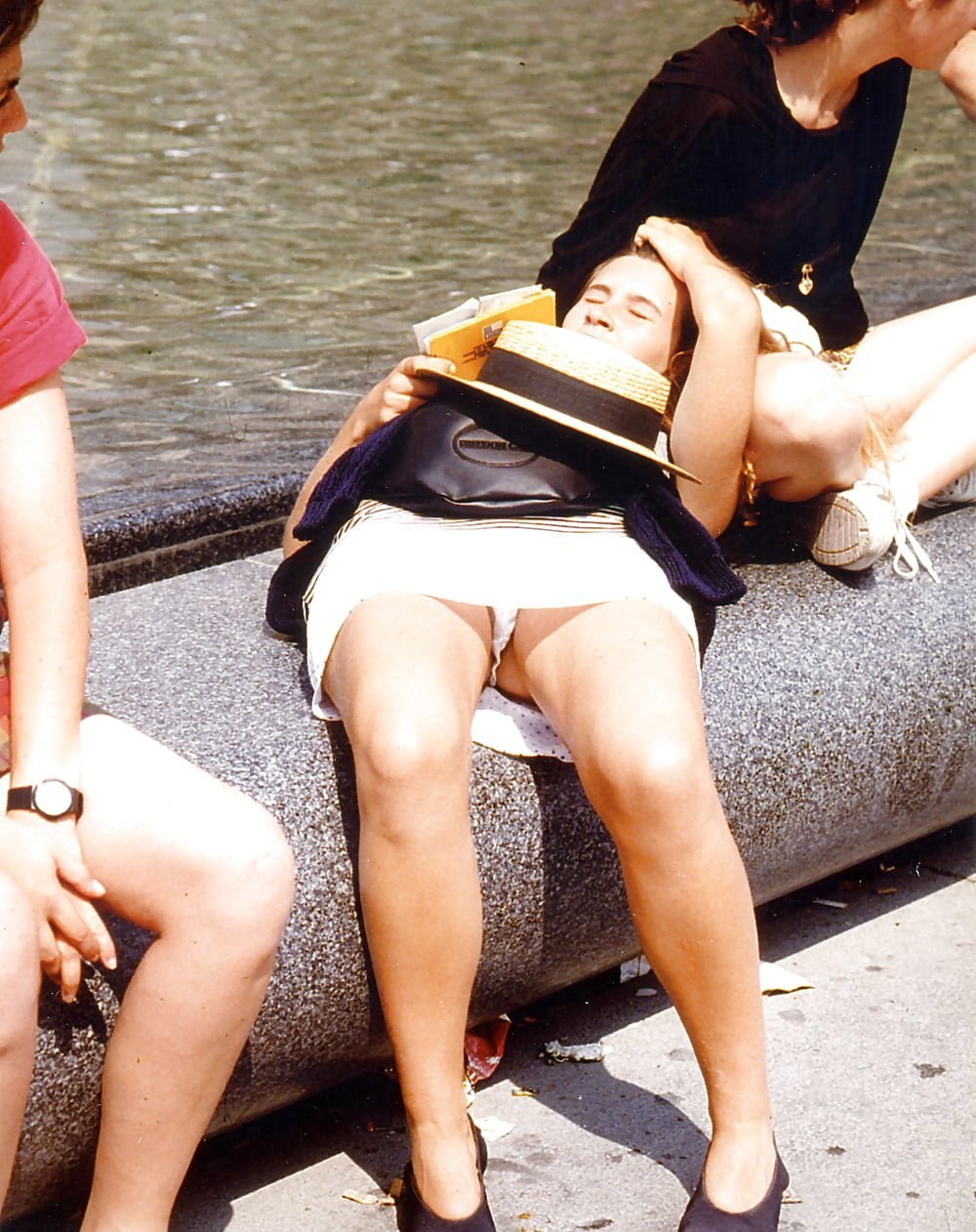 Волосатые киски под юбкой