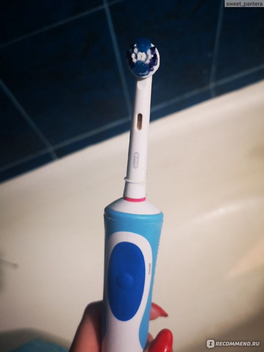 Электрическая зубная щетка чистит зубы