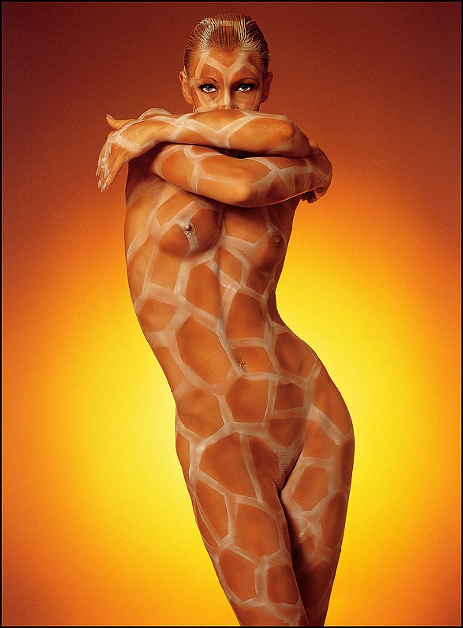 Женское тело в краске ню