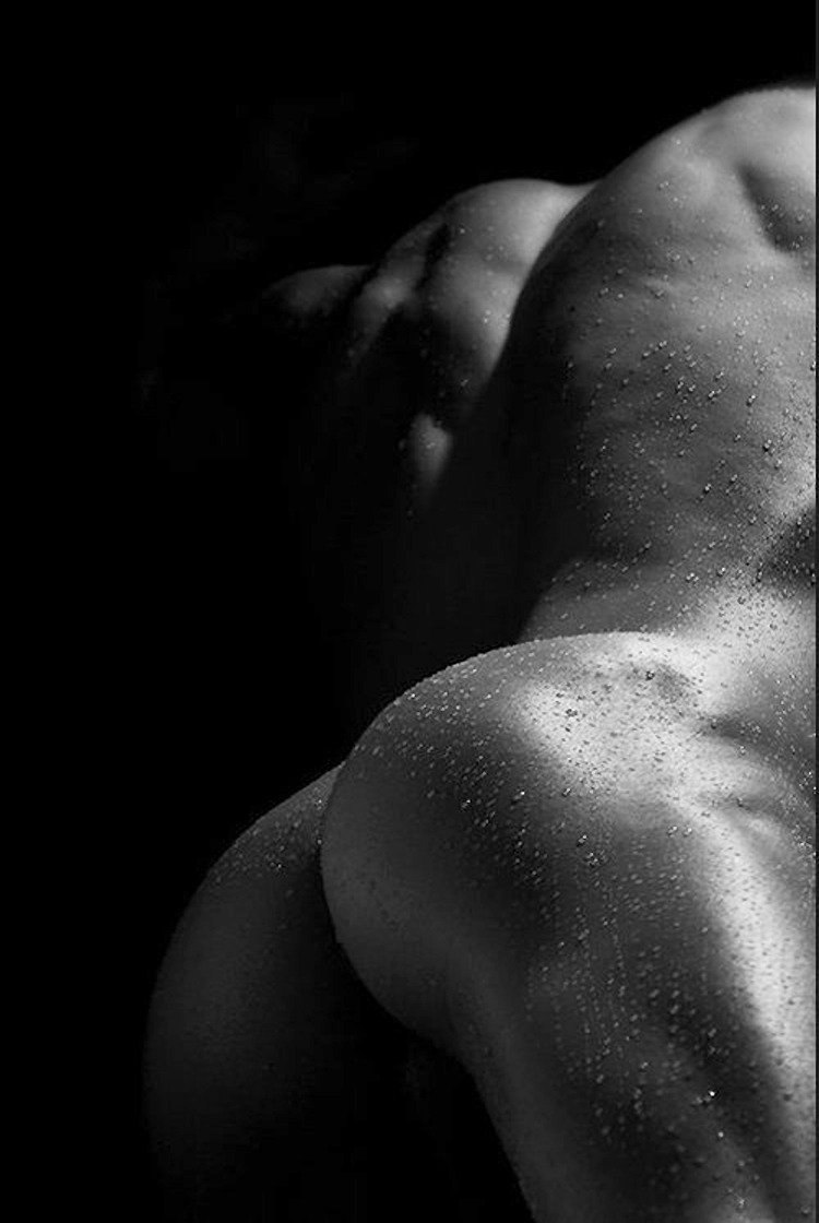 Красивое голое мужское тело