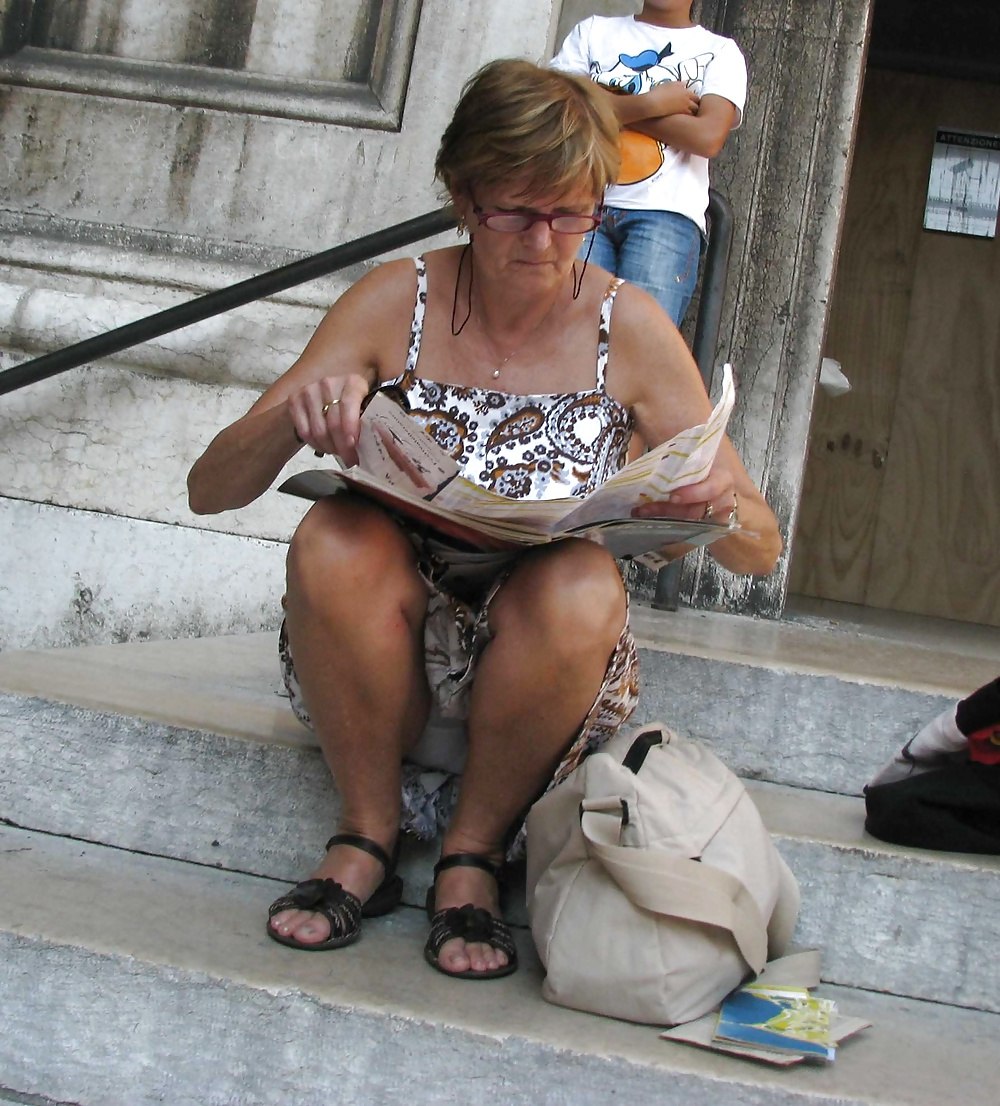 Под юбкой блондинки в метро