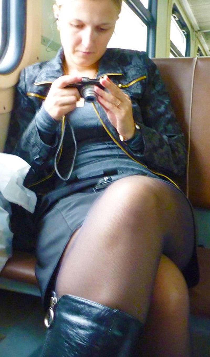 Трусики под юбкой в транспорте