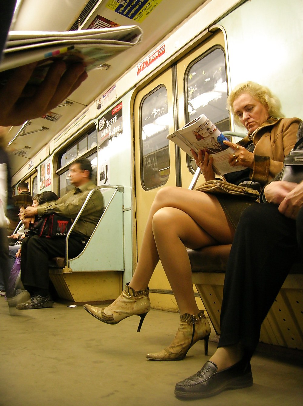 Дамы на корточках