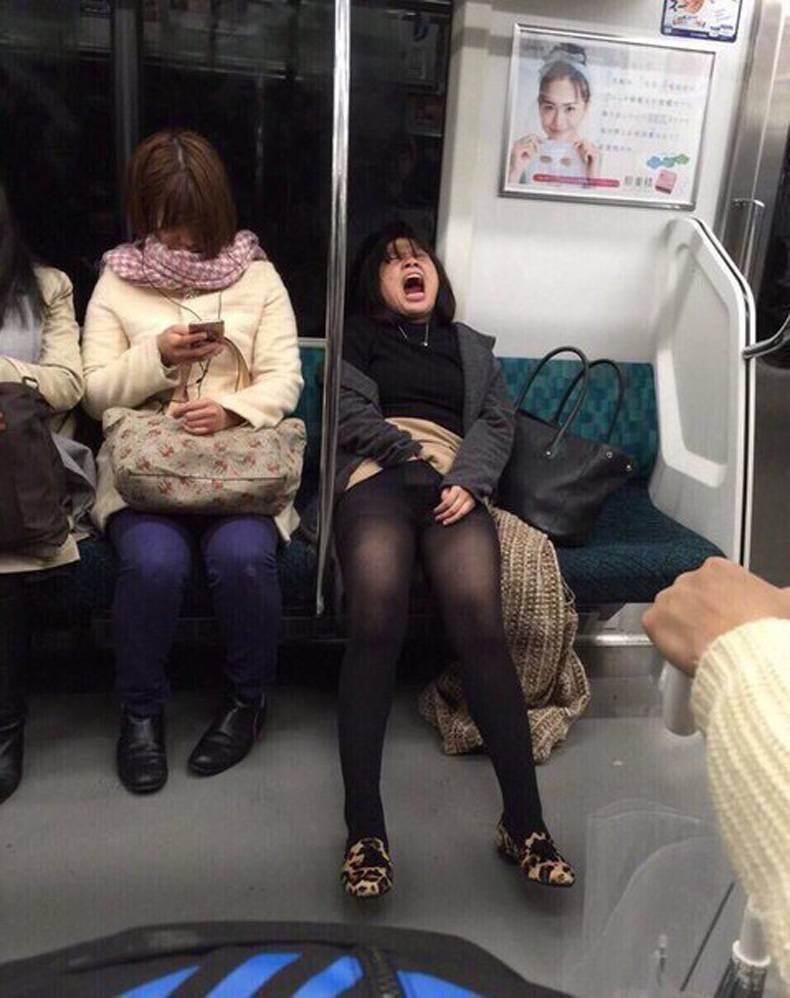 Женщины в метро