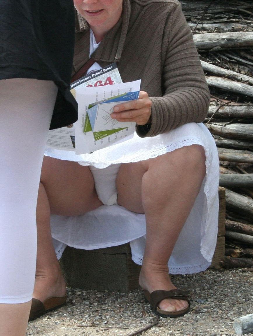 Белые трусики под юбкой