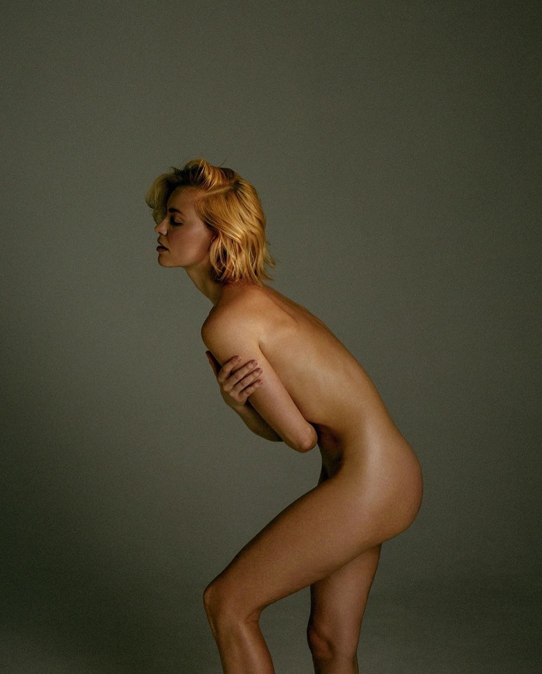 Девушка в трусиках голышом