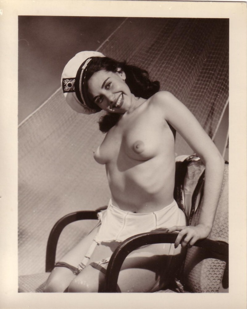 Пожилые женщины в ретро белье голые