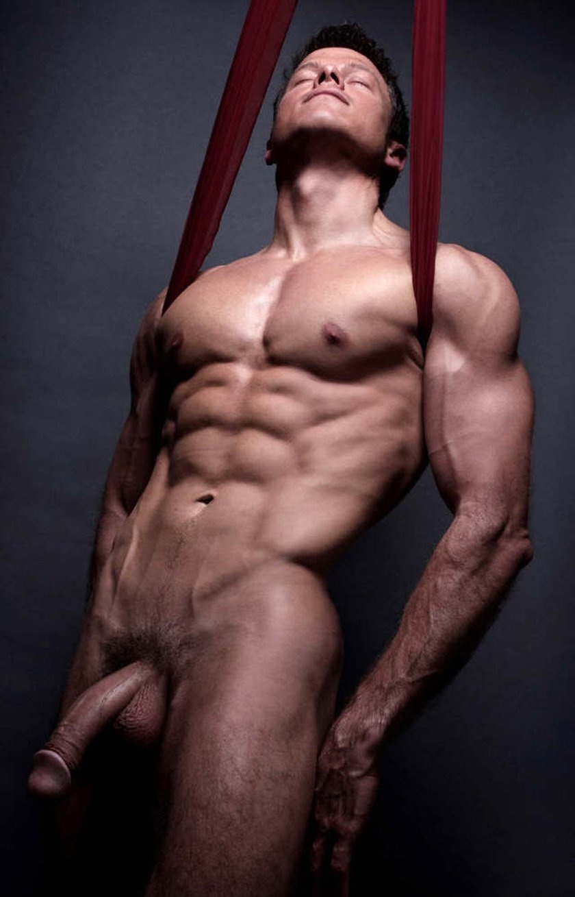 Красивый парень голый мокрый