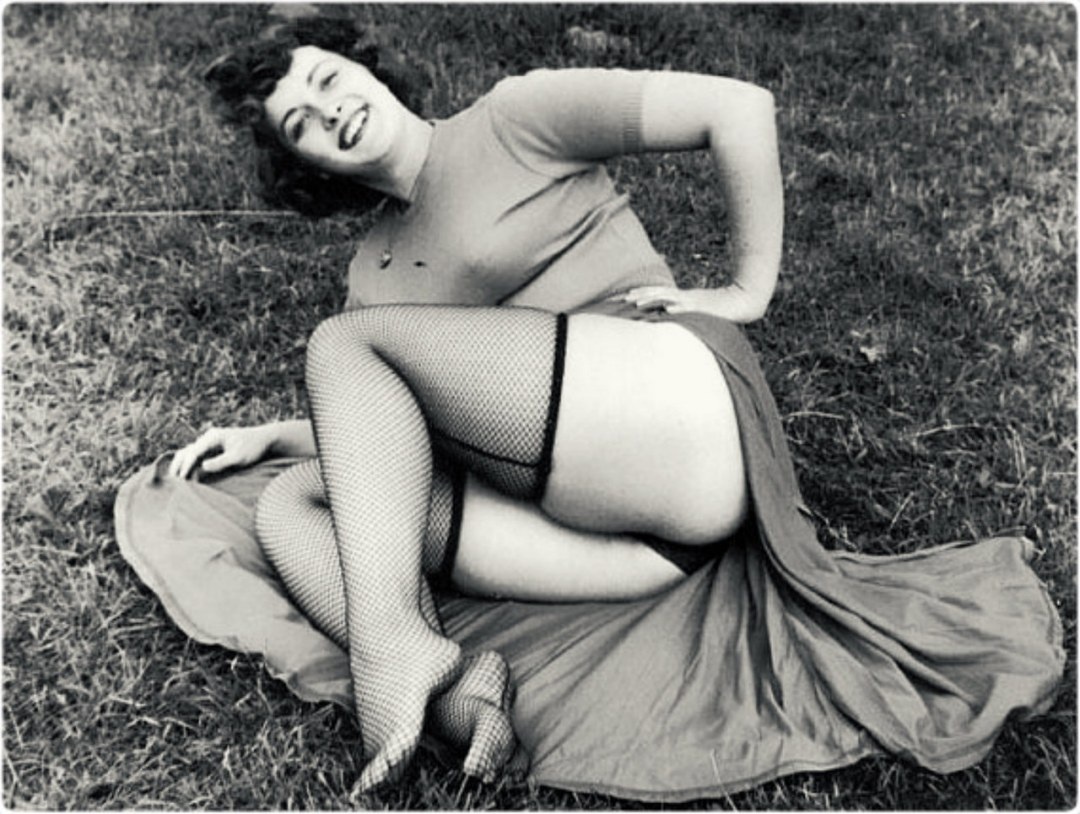 Даника Коллинз голая в шляпе