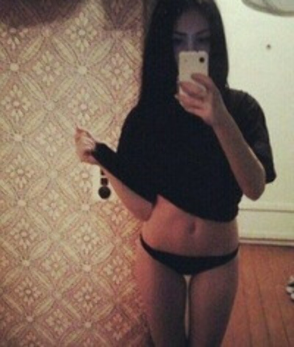 Девчонки в лесу в купальниках