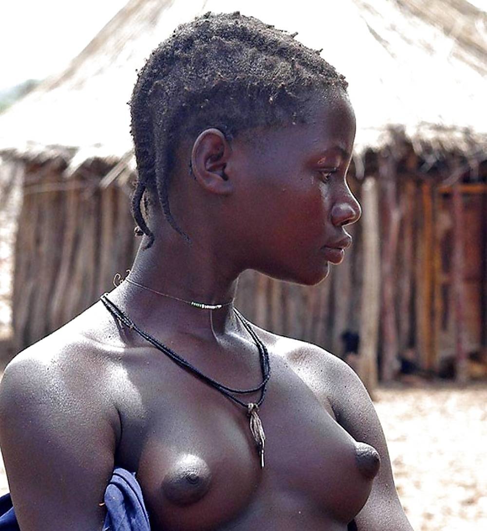 Голая женщина в плену у дикарей