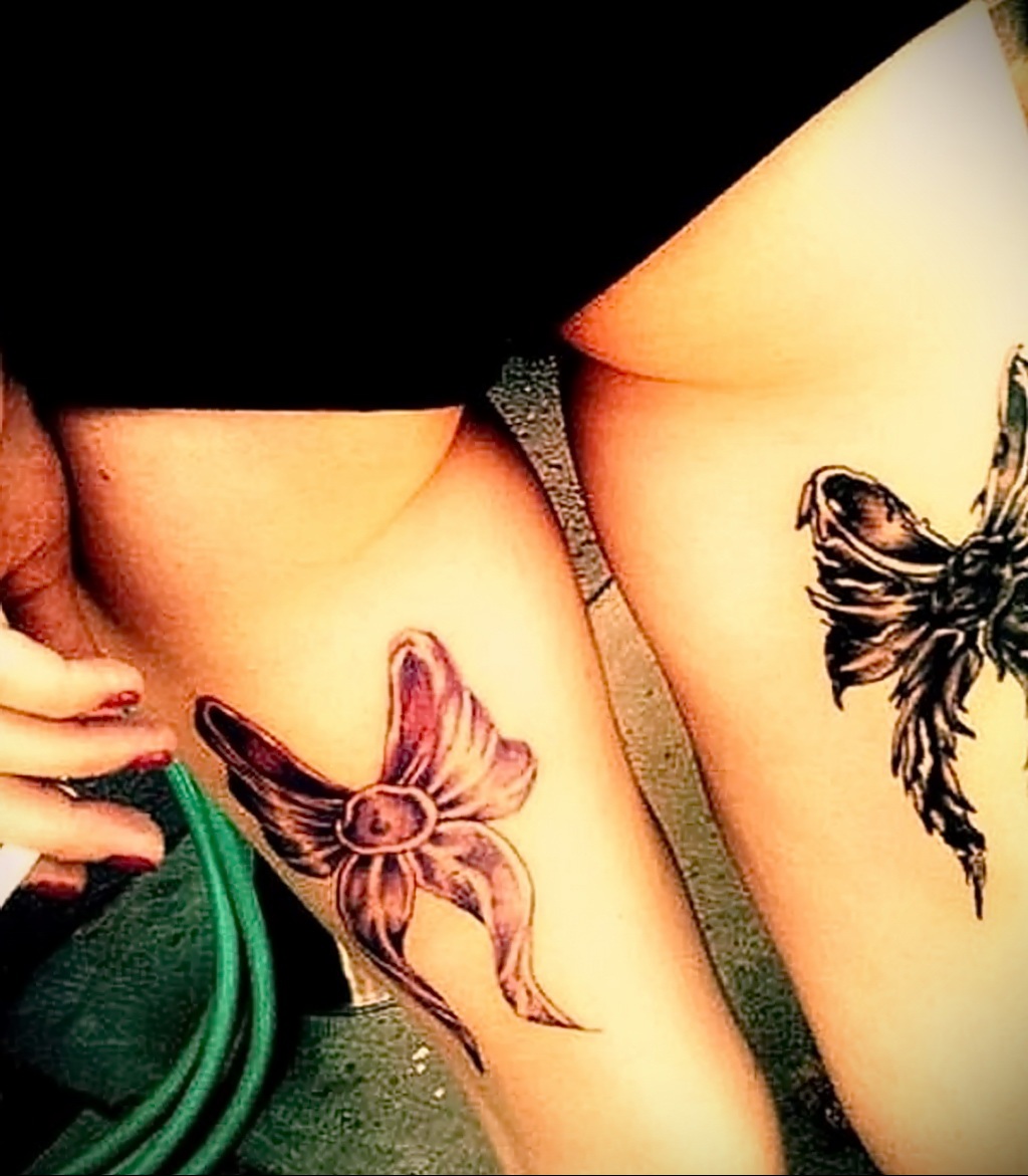 Татуировка бантики на ногах