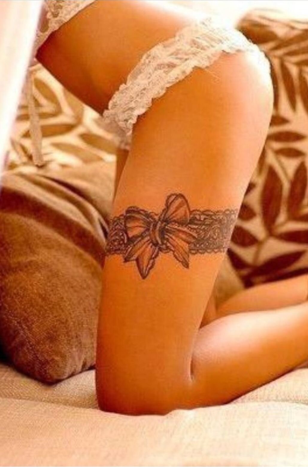 Тату на голень подвязка