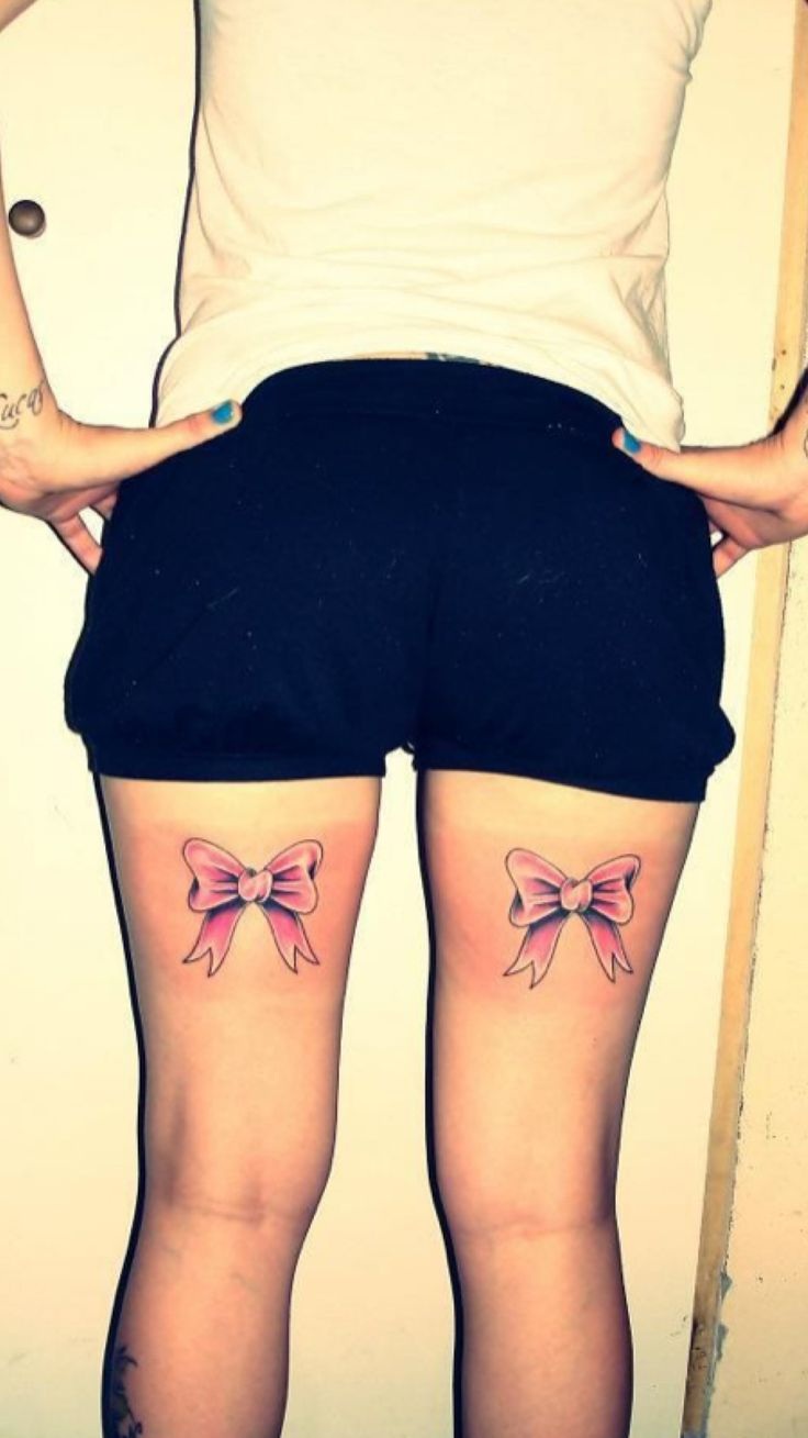 Тату бантики под ягодицами
