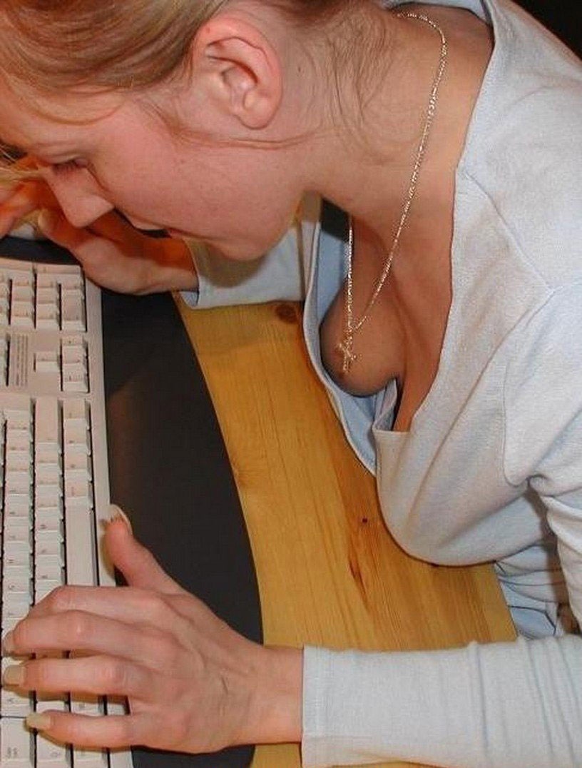 Подсмотренная грудь в офисе