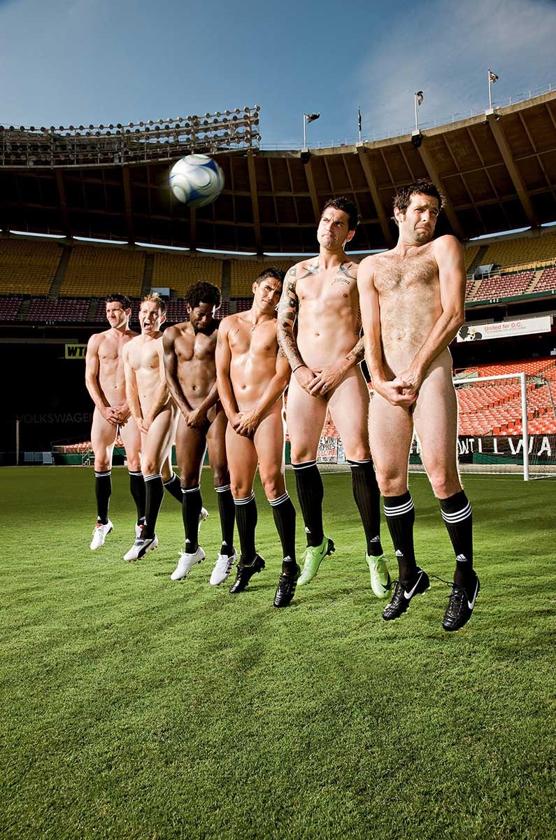 голые парни играют футбол фото 4