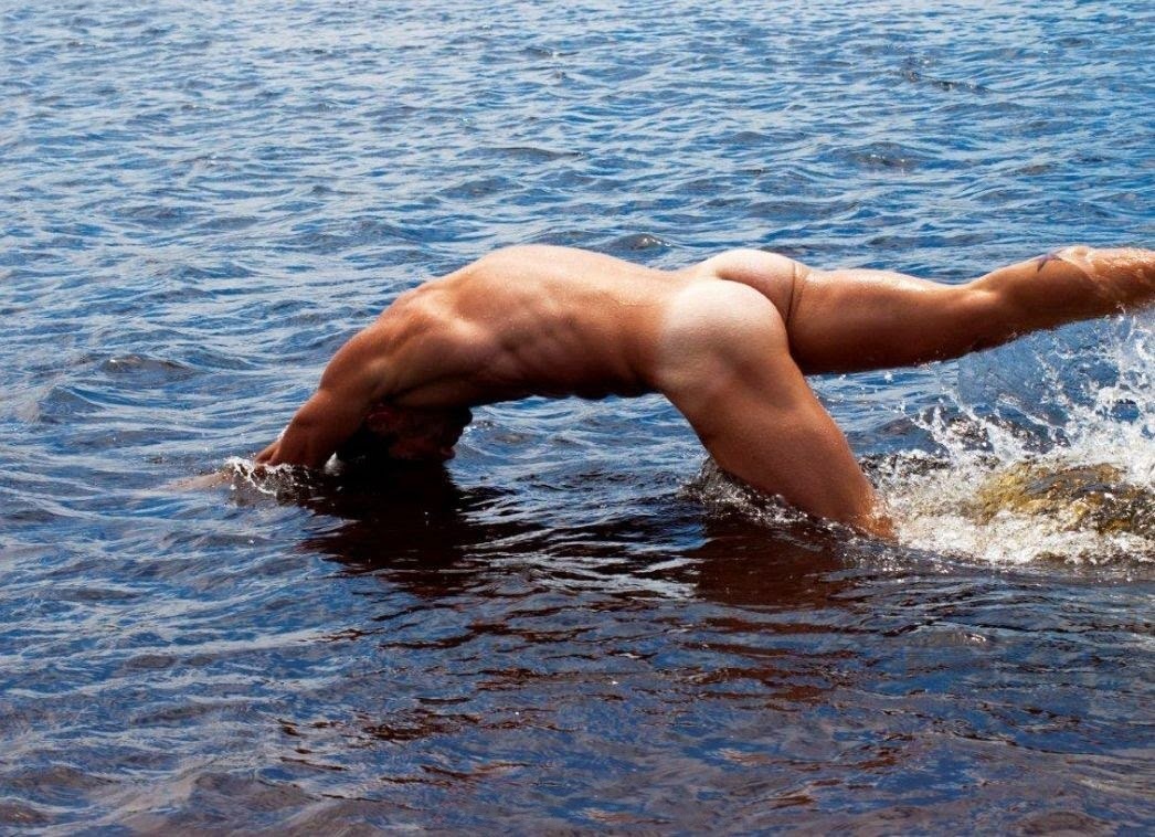 Мужчины без трусов на пляже с большим