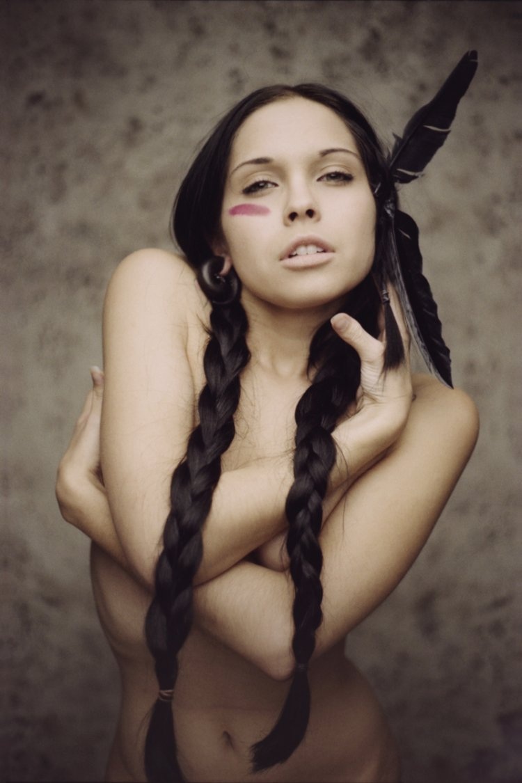 Голая с косичками и большими сиськами