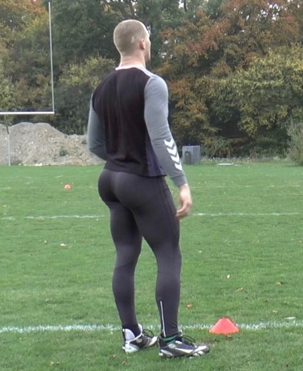 Мужская попа в лосинах