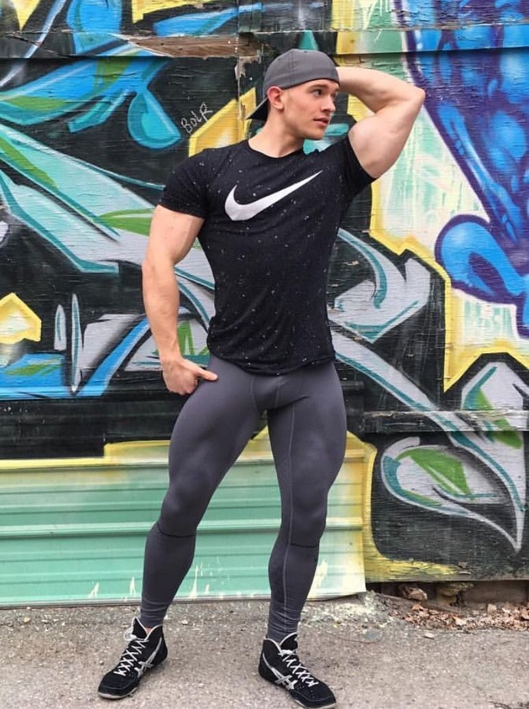 Мужчины в леггинсах