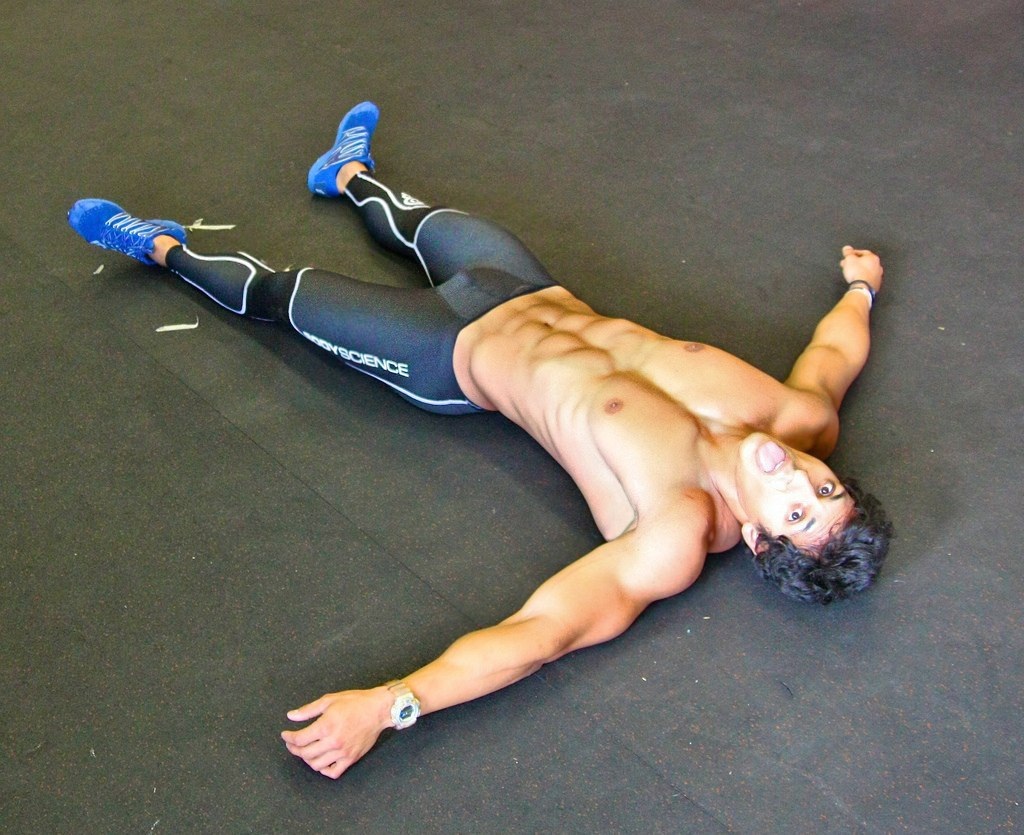 Мужчина тренируется голый