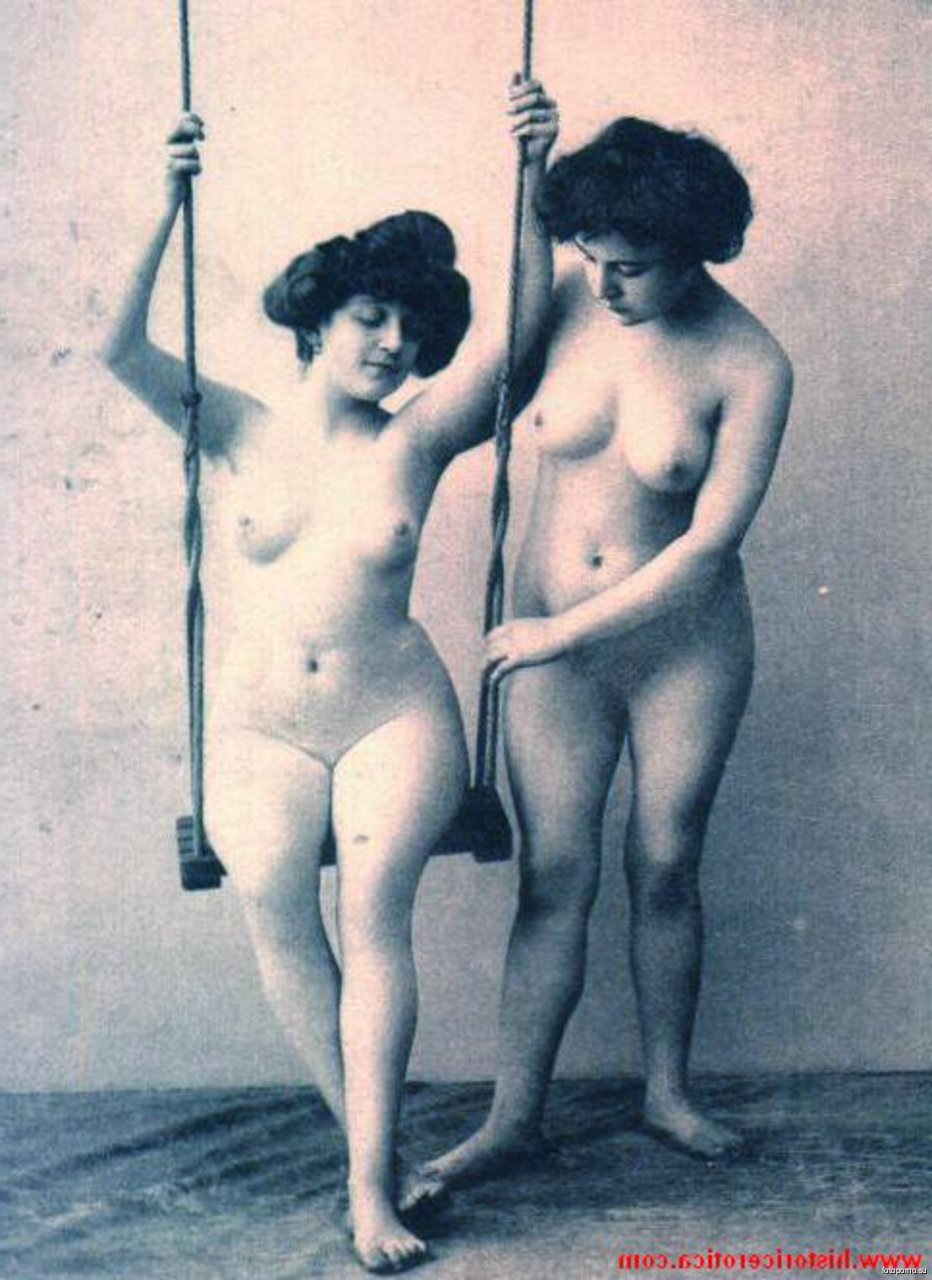 Голые натурщицы в мастерской художника